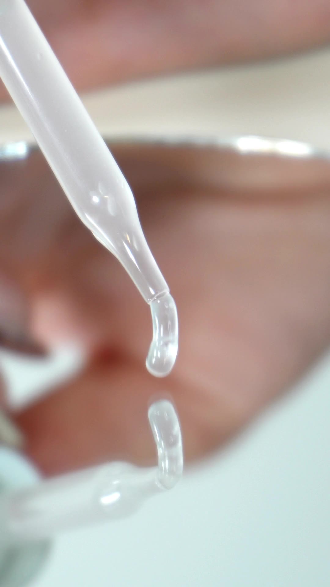Textura real del sérum Elixie: gota de ácido hialurónico en el gotero